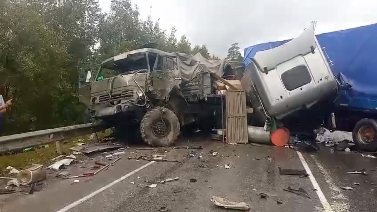 На трассе М5 в Челябинской области столкнулись фура и военный грузовик, есть пострадавшие