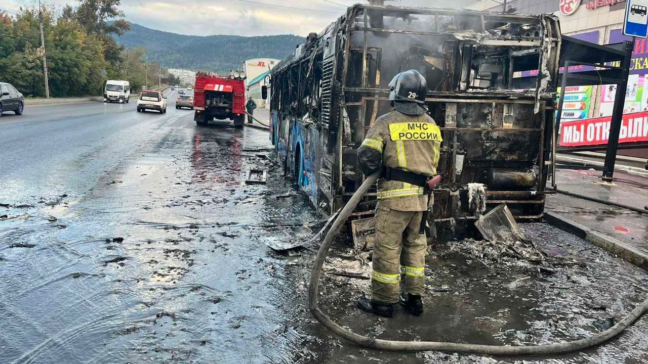 Огненный рейс: пассажирский автобус вспыхнул на остановке в Миассе