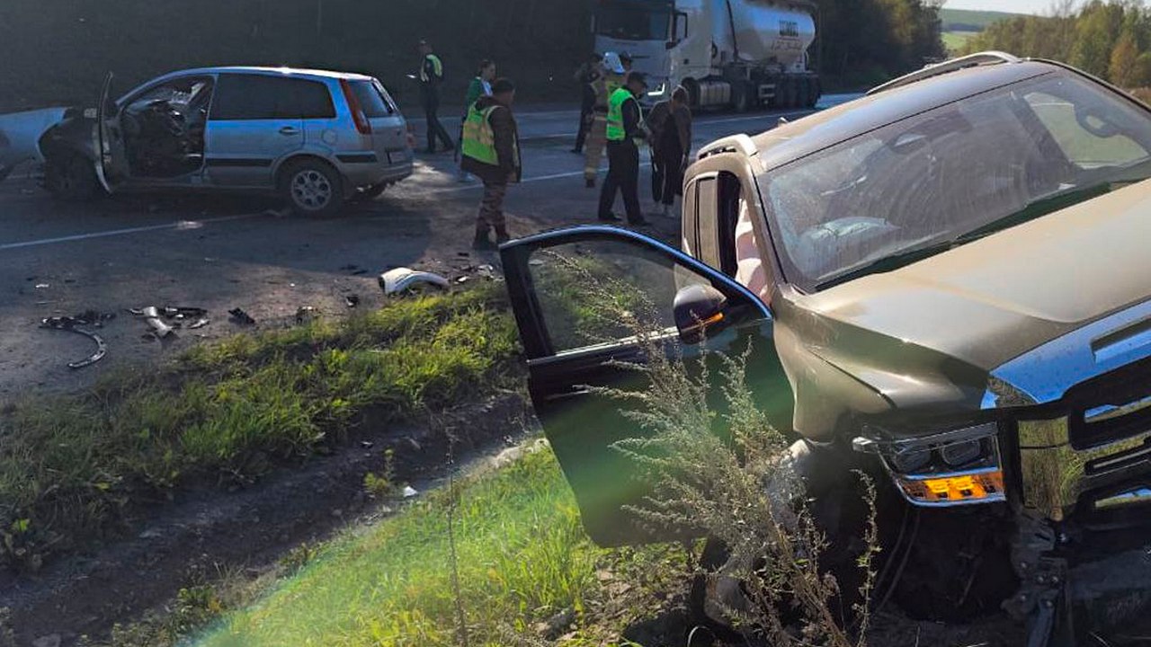 Водителю и пассажиру зажало ноги: 2 человека пострадали в лобовом ДТП на трассе М5