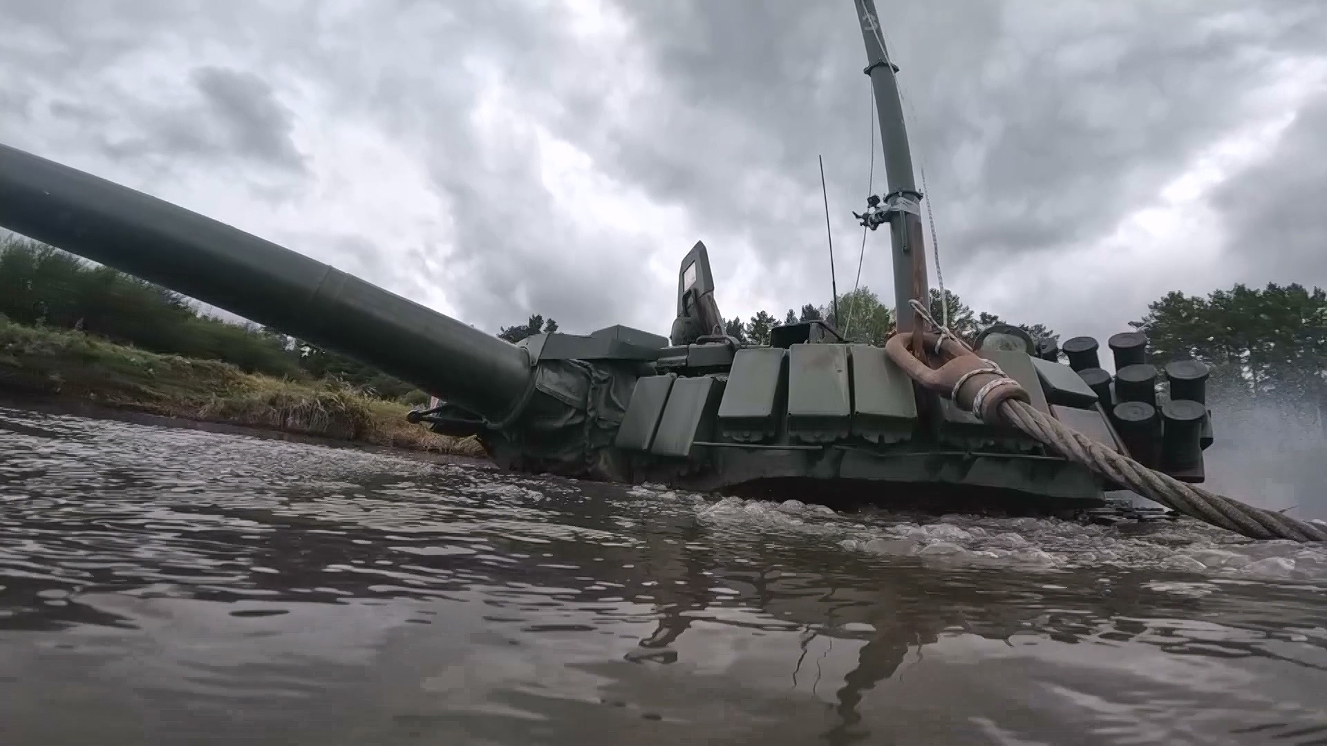 На дне водоема: будущие южноуральские танкисты прошли необычный обряд посвящения