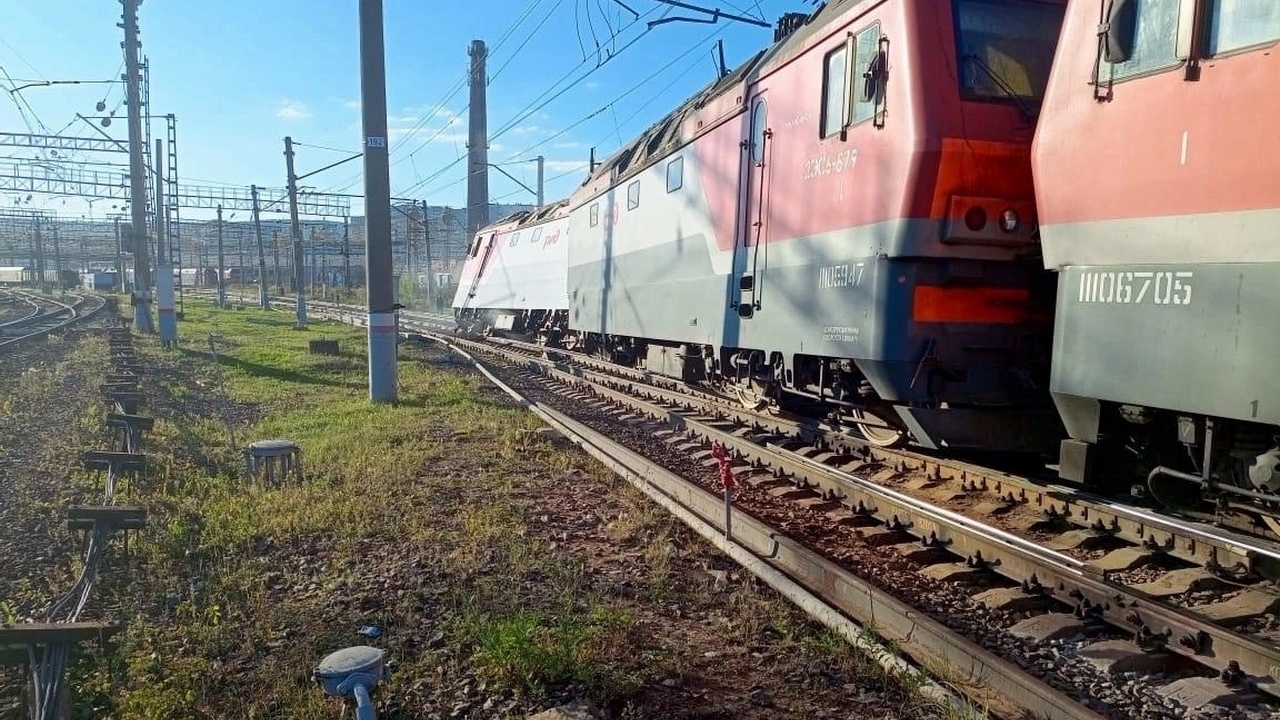 Локомотив грузового поезда сошел с рельсов в Златоусте