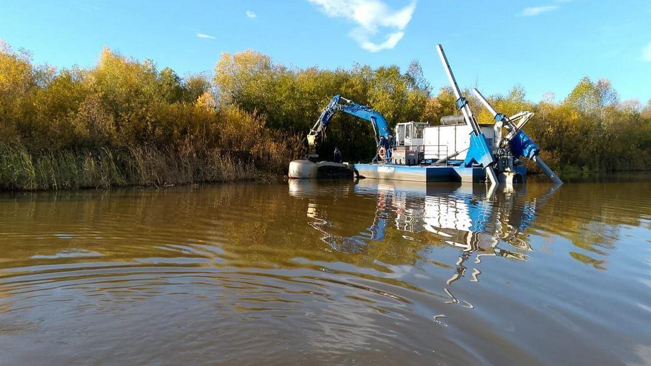 Со дна пруда в Златоусте подняли 75 тысяч кубометров ила