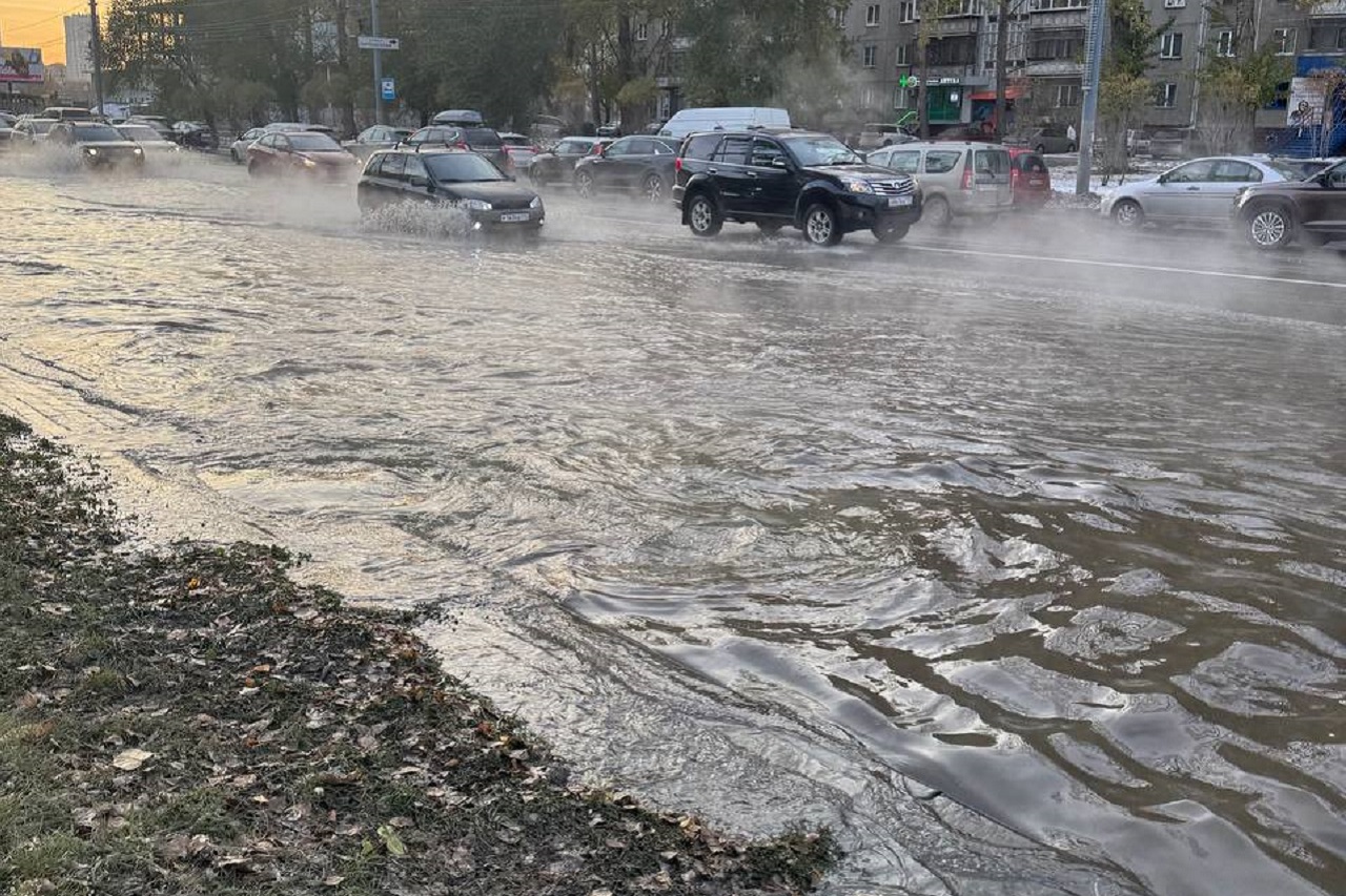 Вода залила улицу в Челябинске из-за коммунальной аварии