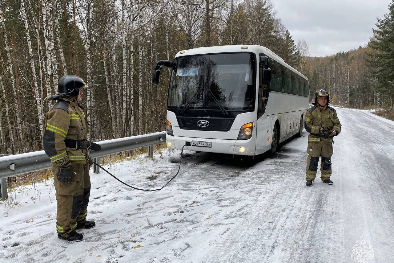 Автобус с пассажирами застрял на трассе в Челябинской области из-за гололедицы