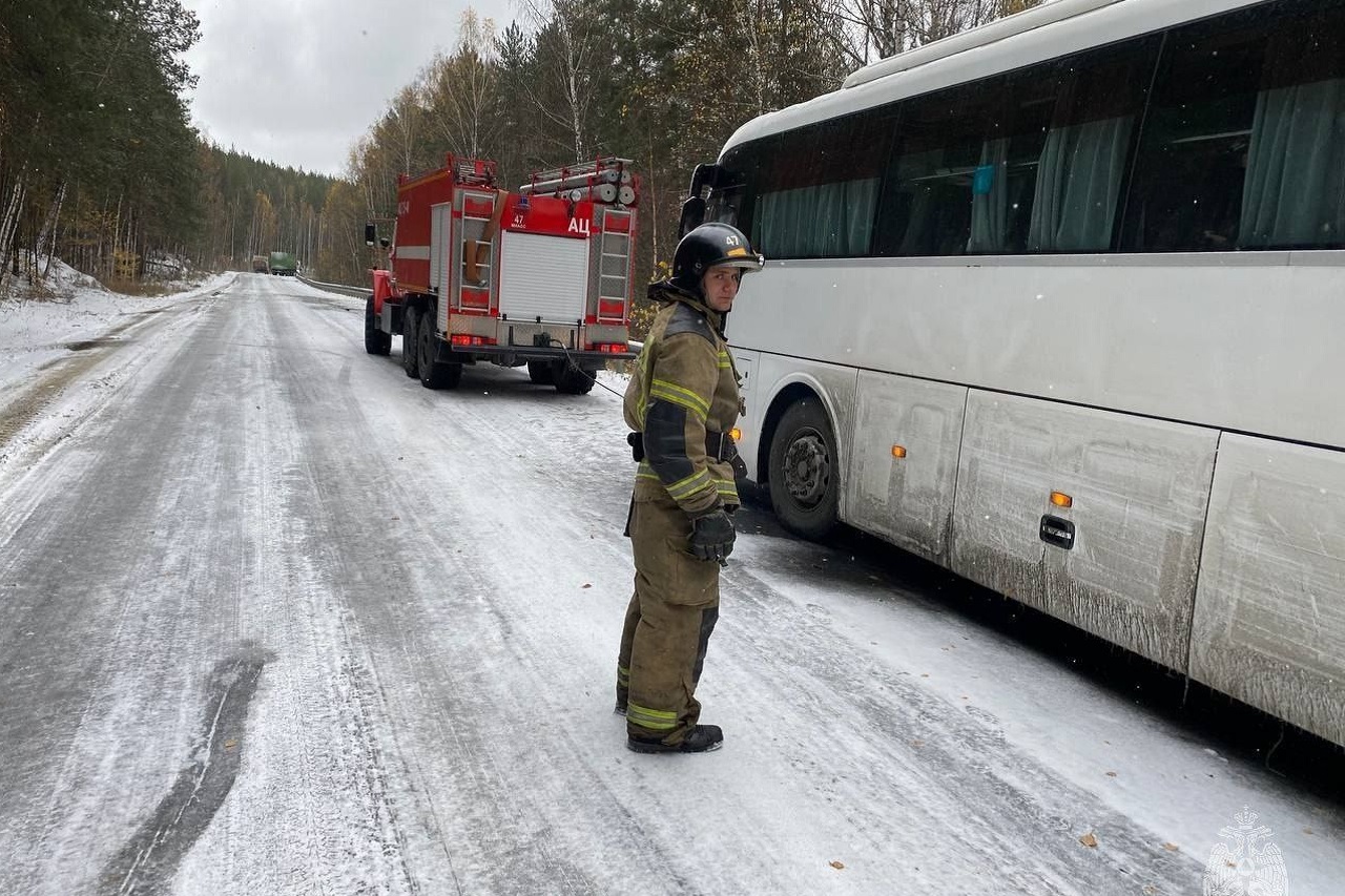 Автобус с пассажирами застрял на трассе в Челябинской области из-за гололедицы