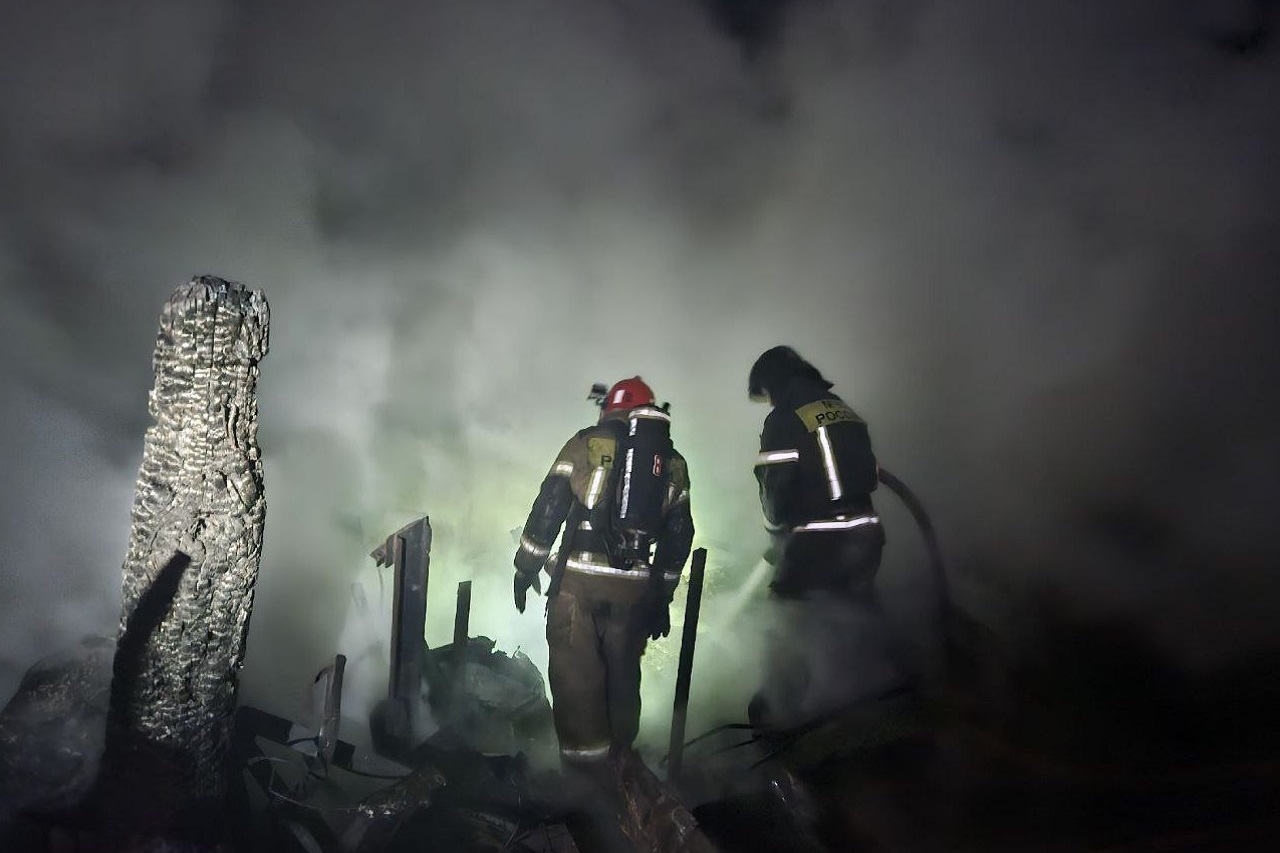 Два дома сгорели во время пожара в Златоусте