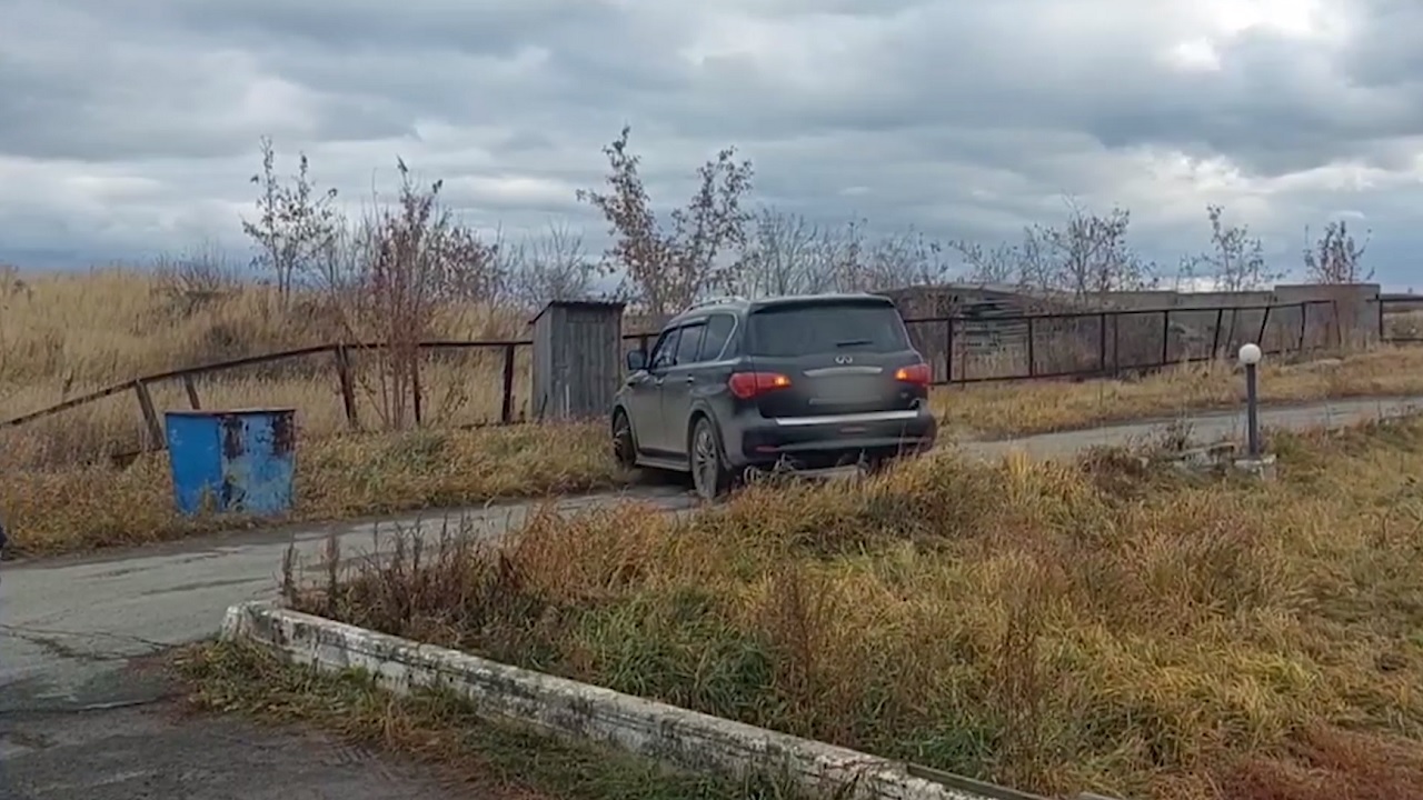 Укрывавшего автомобиль от судебных приставов водителя задержали в Коркино