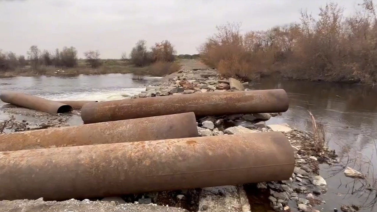 Из-за разрушенного моста село в Челябинской области оказалось отрезано от мира