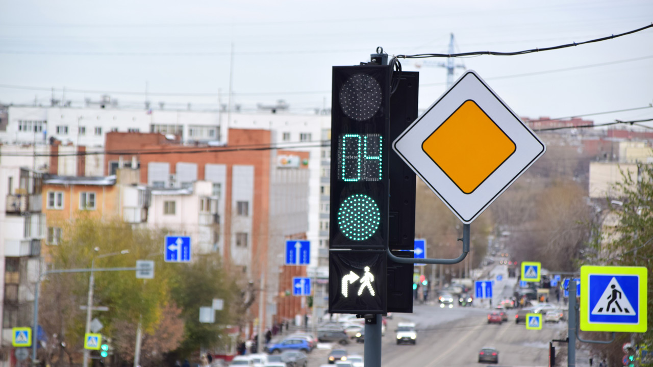 Светофоры на улице Бейвеля в Челябинске настроили на "зеленую волну"