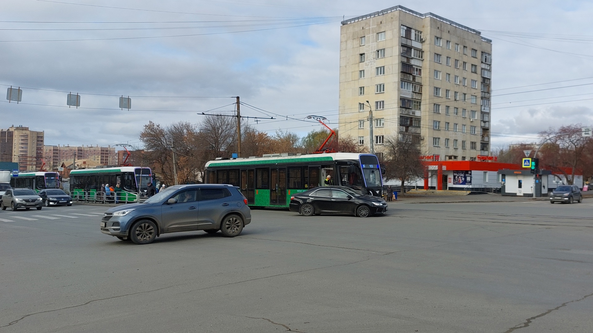 Столкновение автомобиля и трамвая спровоцировало пробку в Челябинске