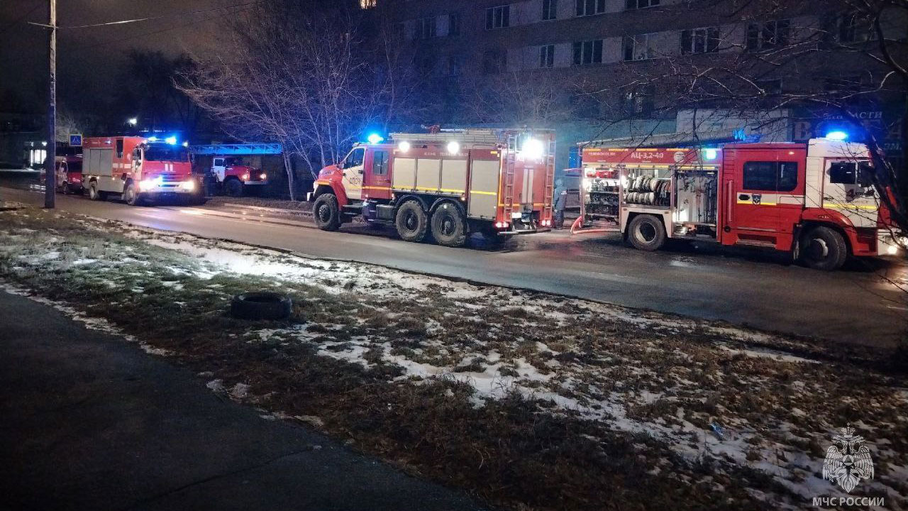 Пять человек спасли при пожаре в жилом доме в Челябинске