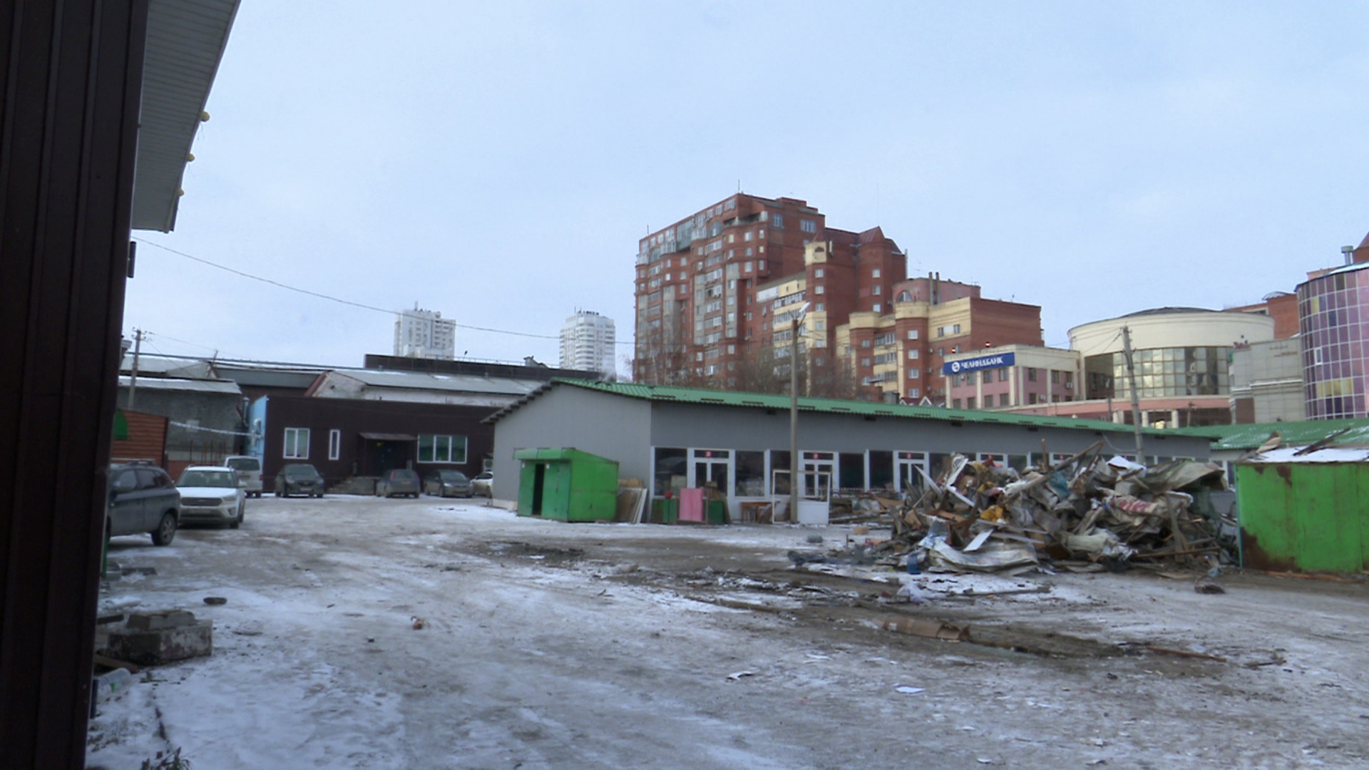 Старейший рынок начали разбирать в центре Челябинска