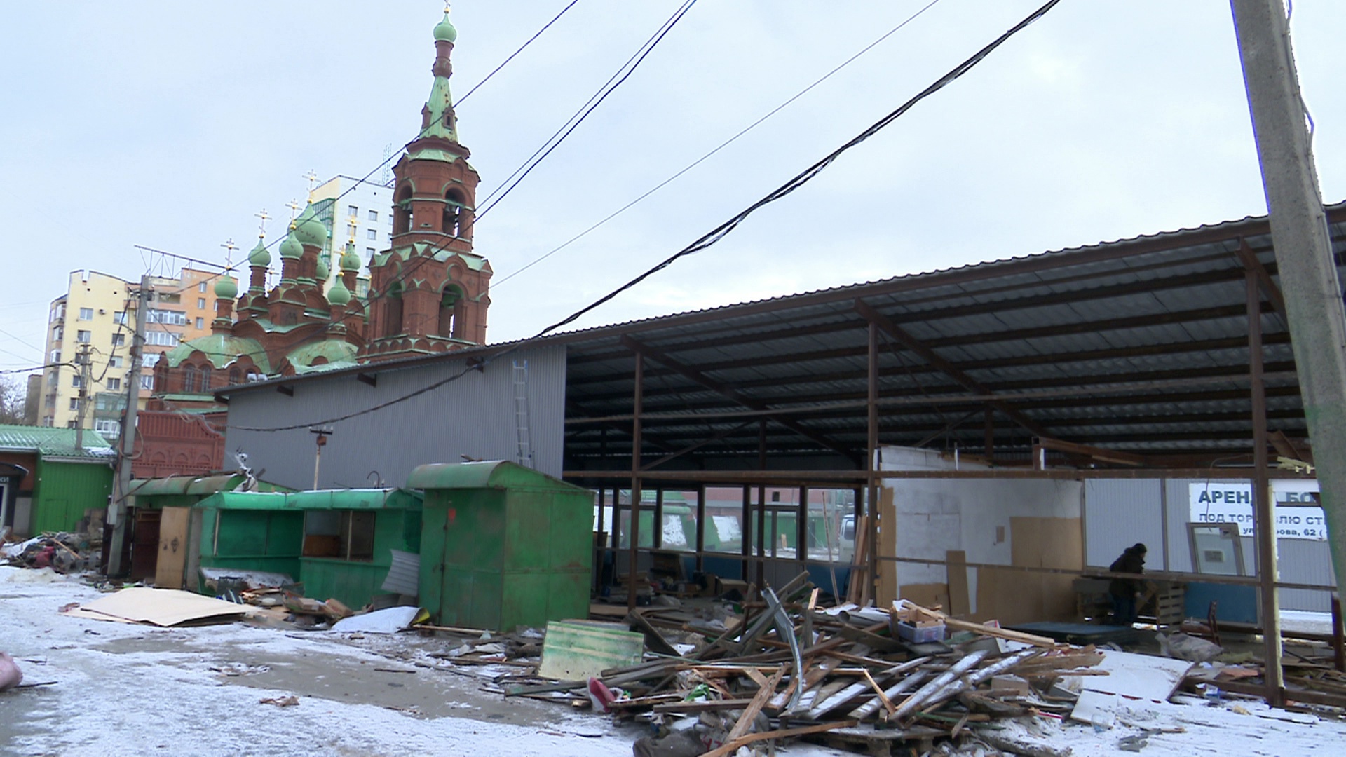 Старейший рынок начали разбирать в центре Челябинска