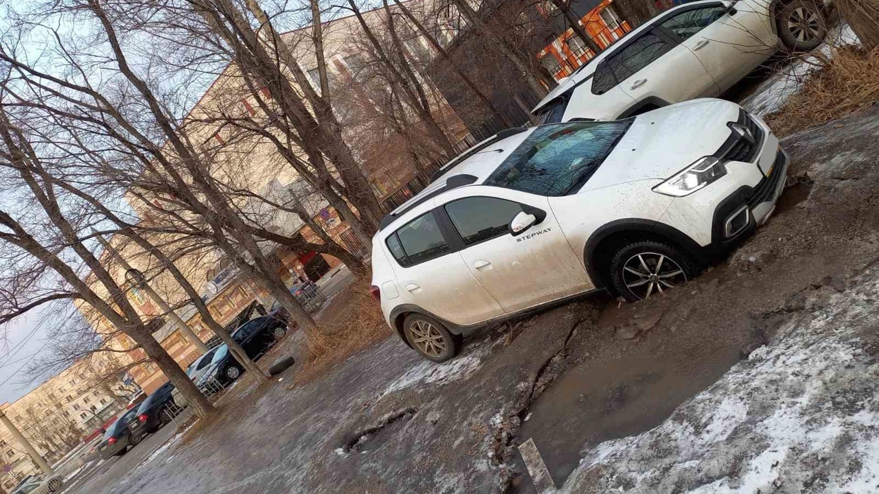 Жители Челябинска жалуются на заледенелый тротуар и дорогу возле спорткомплекса