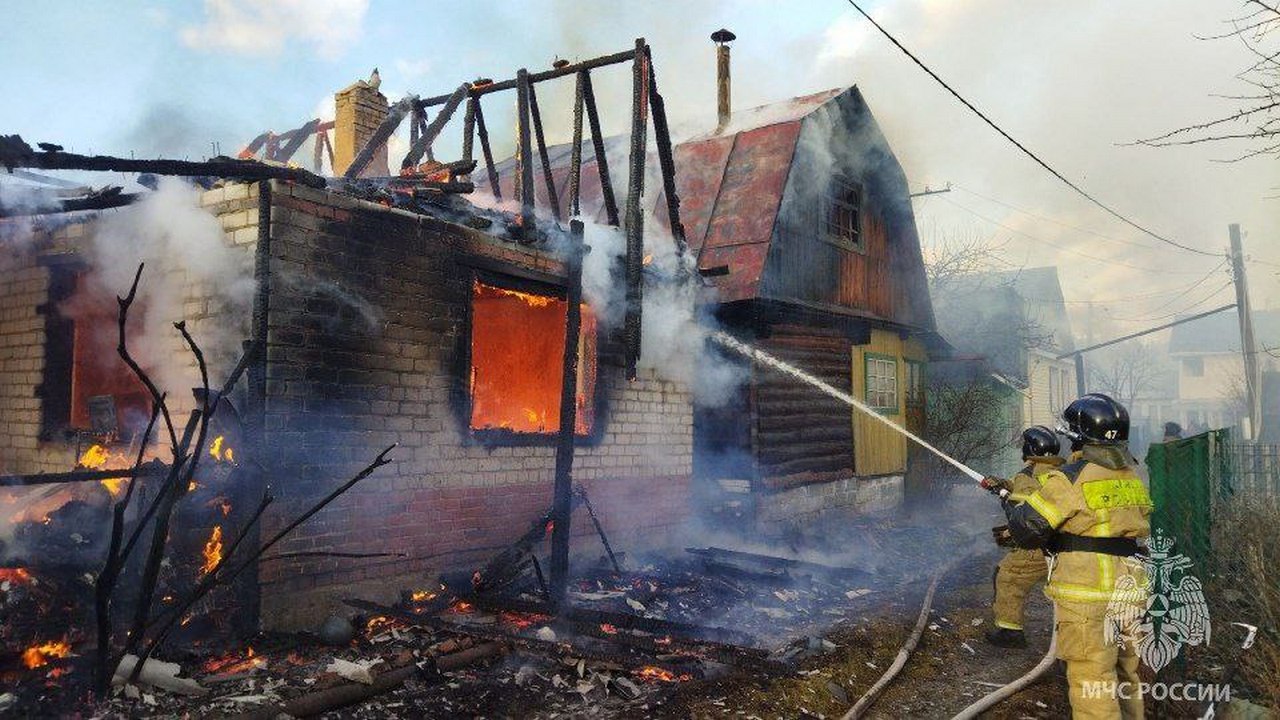 Садовый дом и дача сгорели в Челябинской области