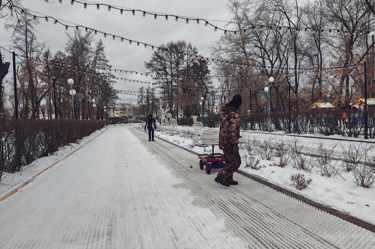 В Челябинске начали заливать каток на дорожках в парке Терешковой: что нового появится