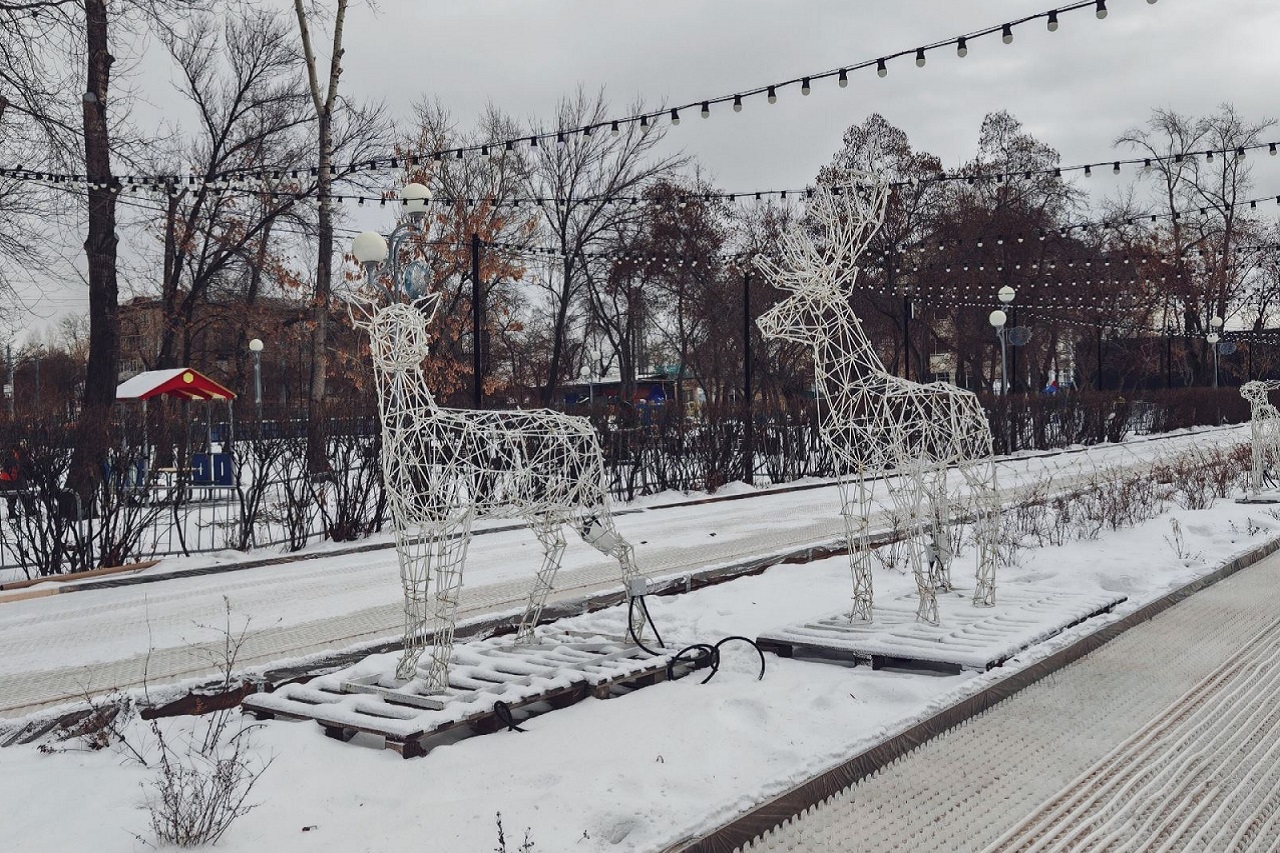 В Челябинске начали заливать каток на дорожках в парке Терешковой: что нового появится