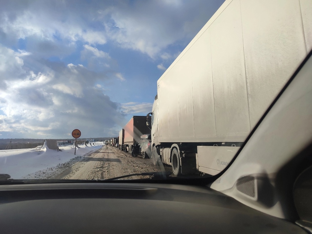 Трассу М-5  в Челябинской области заметает снегом: водители большегрузов встали в пробке