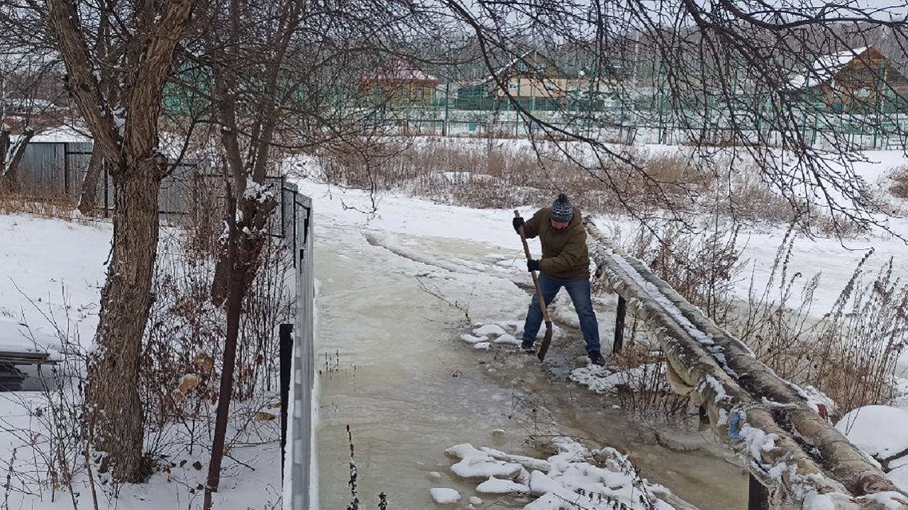 Частные дома в поселке Челябинской области затопило ледяной водой