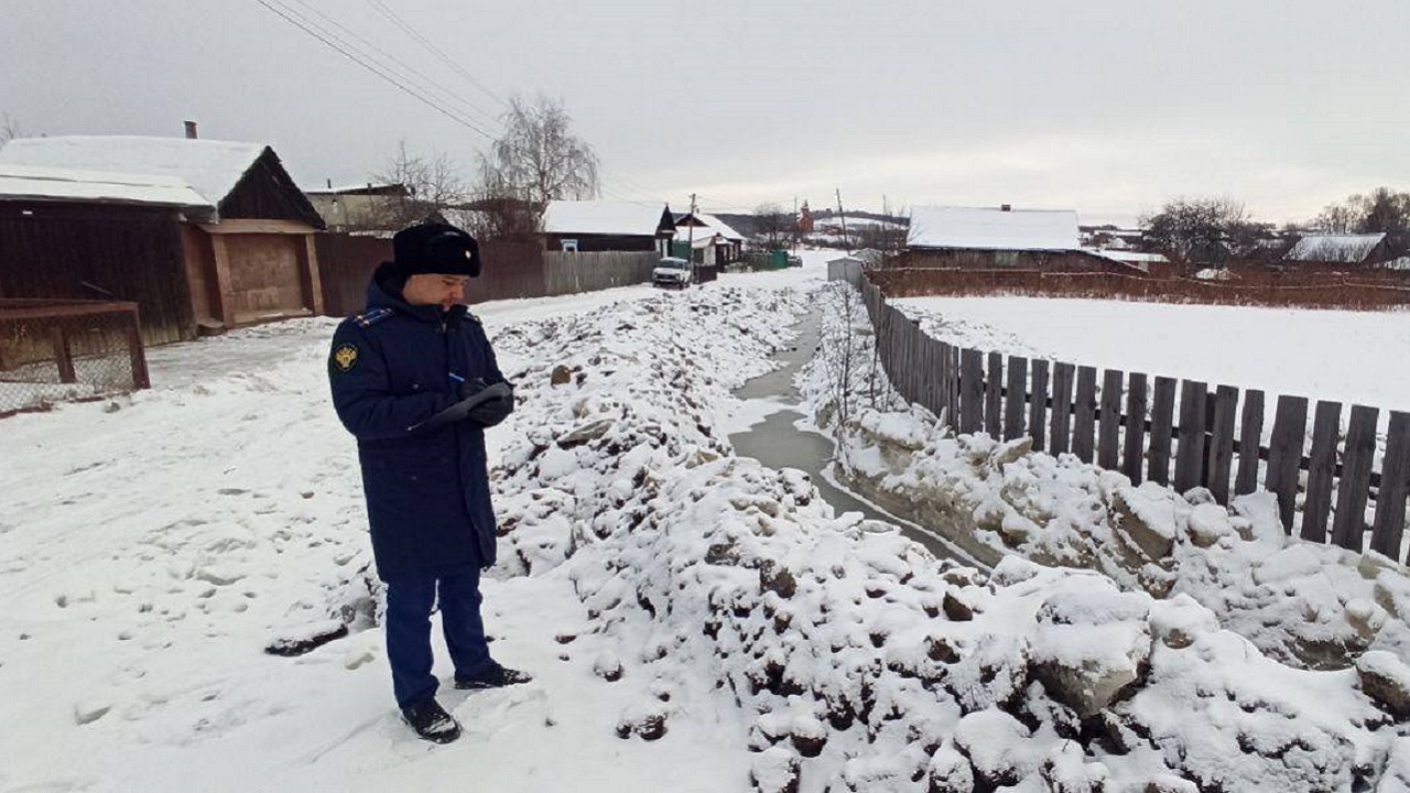 Частные дома в поселке Челябинской области затопило ледяной водой