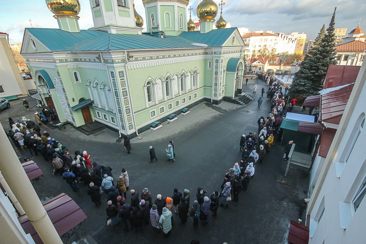 В Челябинск привезли мощи Николая Чудотворца: с какими просьбами приходят верующие