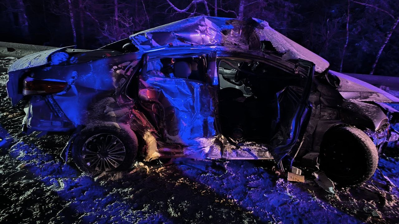 Легковой автомобиль столкнулся с двумя фурами на трассе М5 в Челябинской области