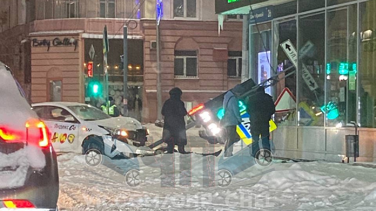 Такси снесло светофор на перекрестке в центре Челябинска