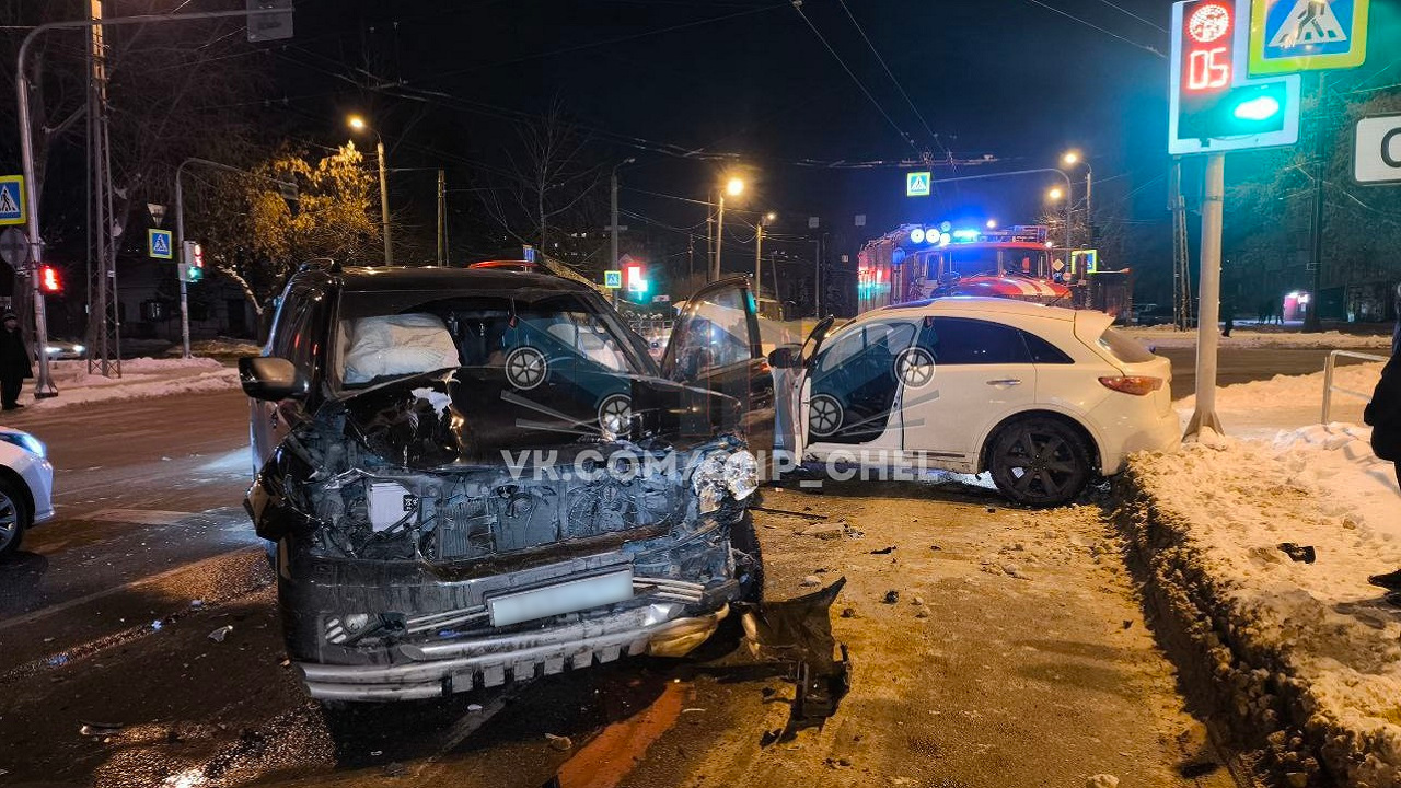 Два человека пострадали в ДТП с тремя автомобилями в Челябинске