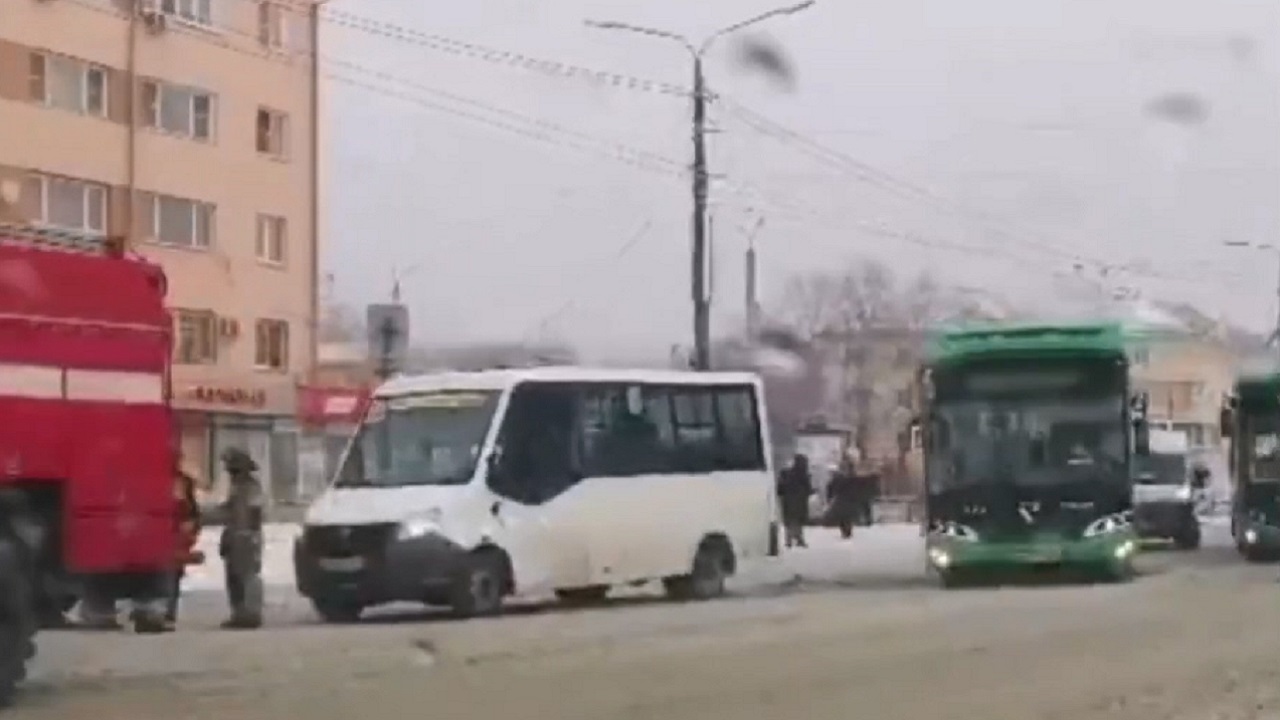 Два человека пострадали при столкновении маршрутки и автобуса в Челябинске