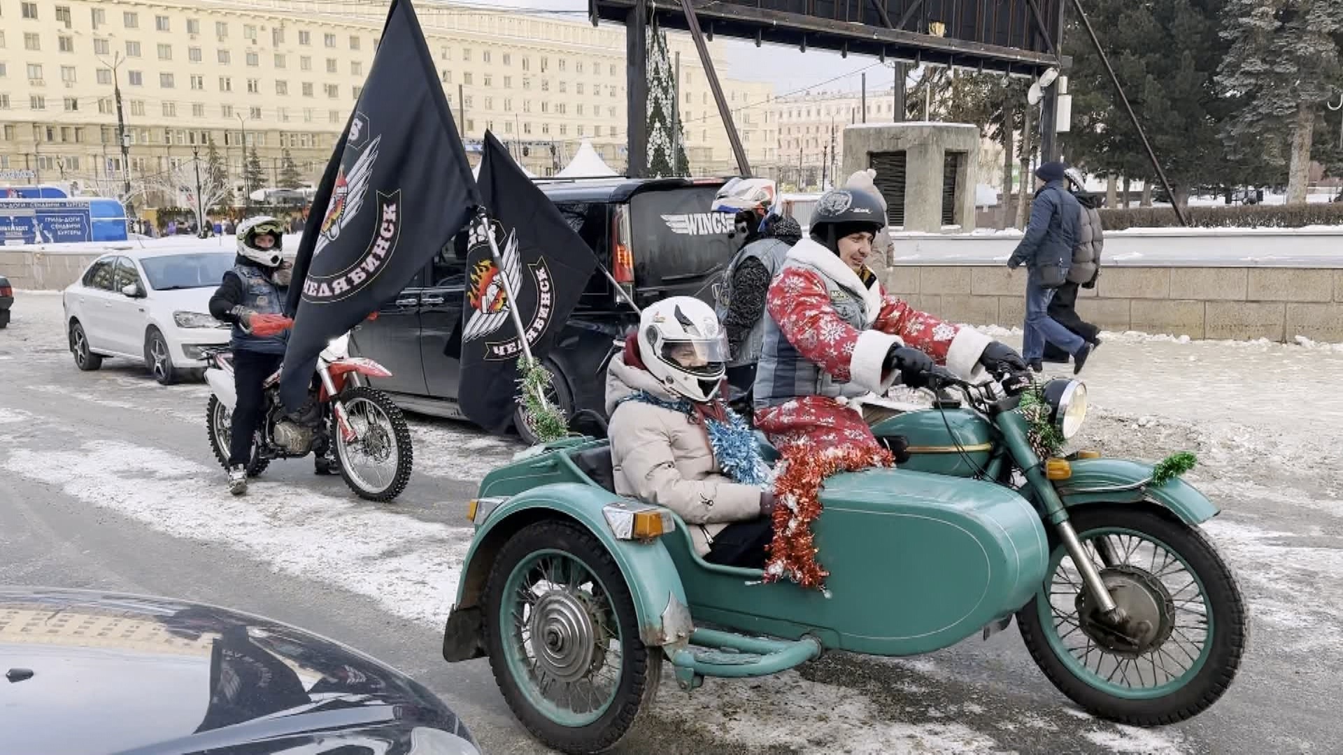 Жителей Челябинска поздравили байкеры в костюме Деда Мороза и Снегурочки