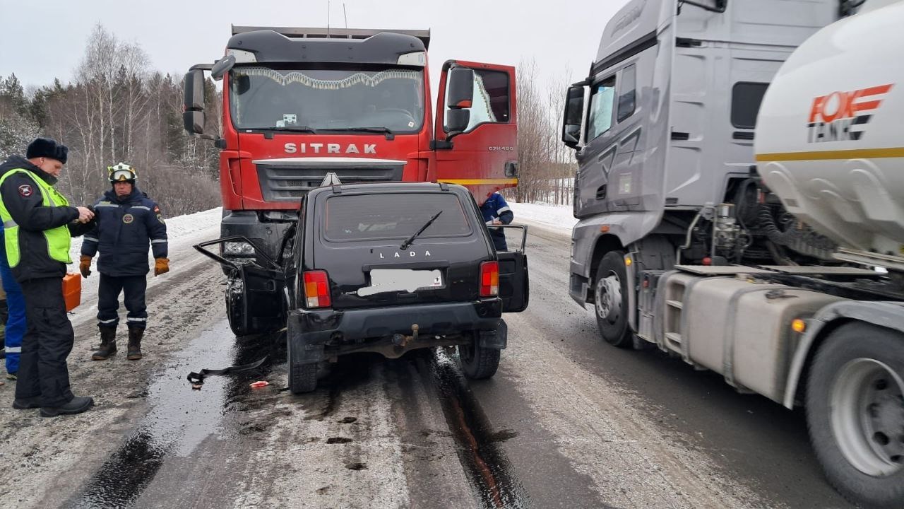 Водитель внедорожника погиб в лобовом ДТП с грузовиком в Челябинской области